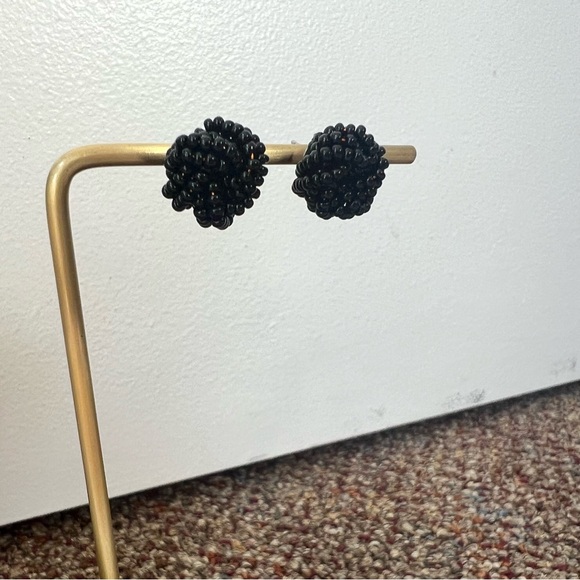 Black seed bead twisted Irish knot stud earrings medium simple post - Picture 2 of 5